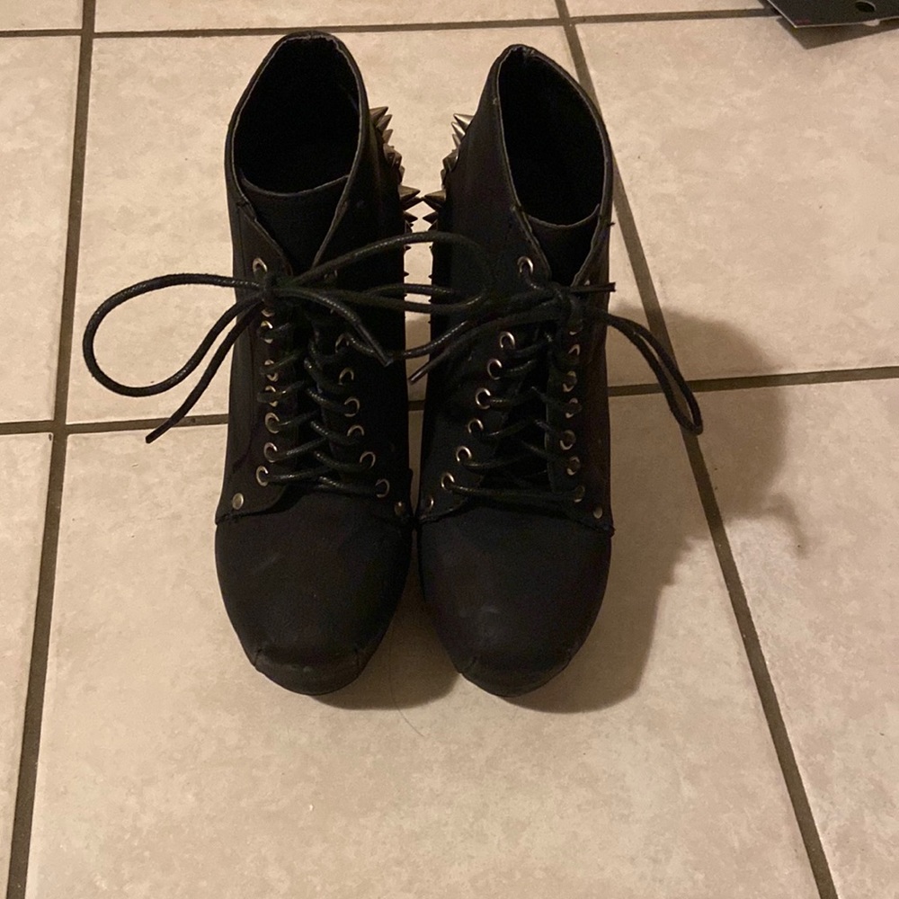 It’s a Jeffrey Cambell platform heel look  alike